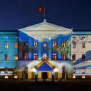Under statsbesøk fra Sveits høsten 2010 projiserte den sveitsiske lysartisten Gerry Hofstetter bilder som skulle symbolisere fellestrekk ved de to landene på Slottets fasade (Foto: Gerry Hofstetter)